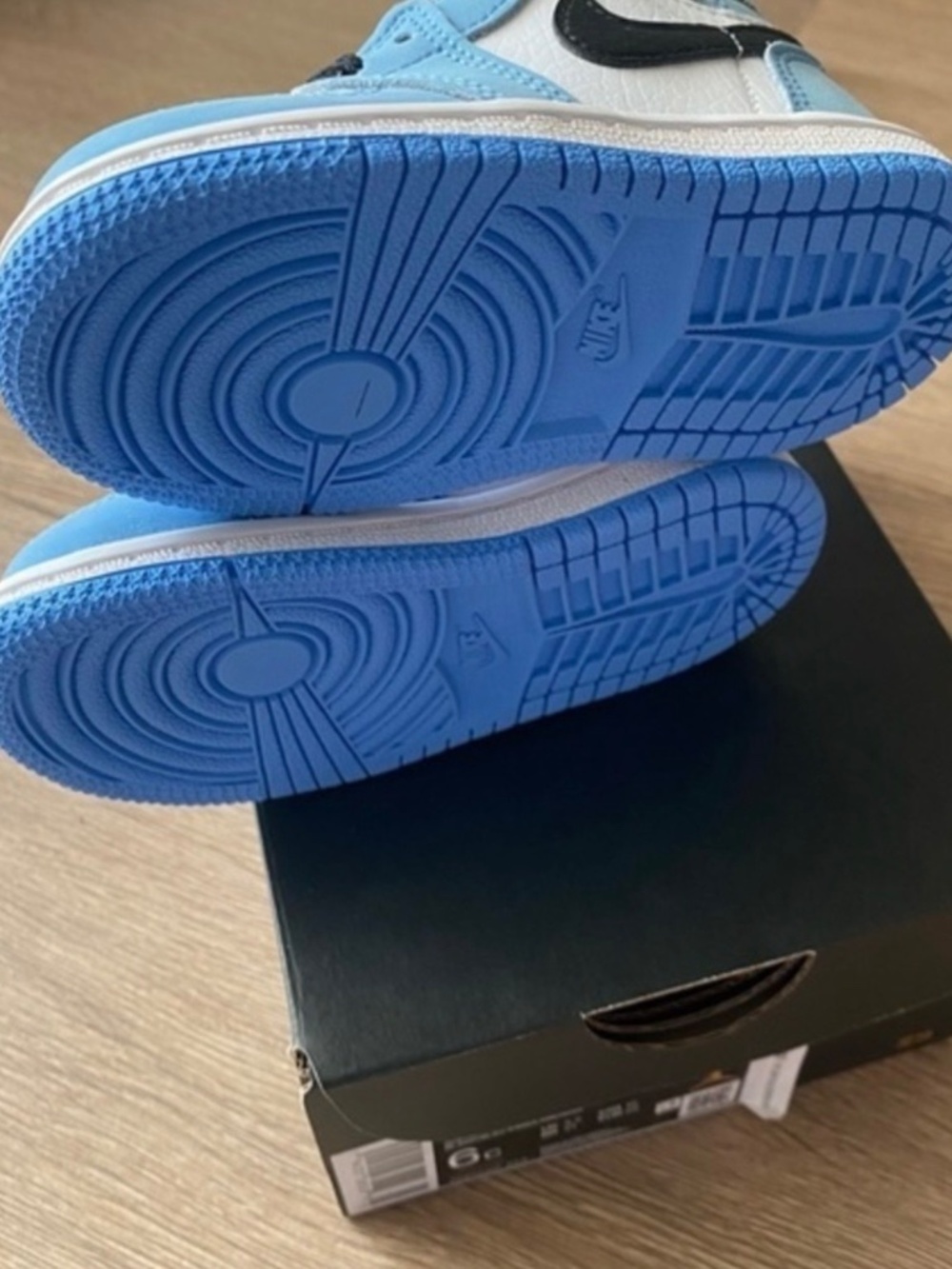 Air Jordan 1 Retro High OG University Blue - Picture 3 of 5